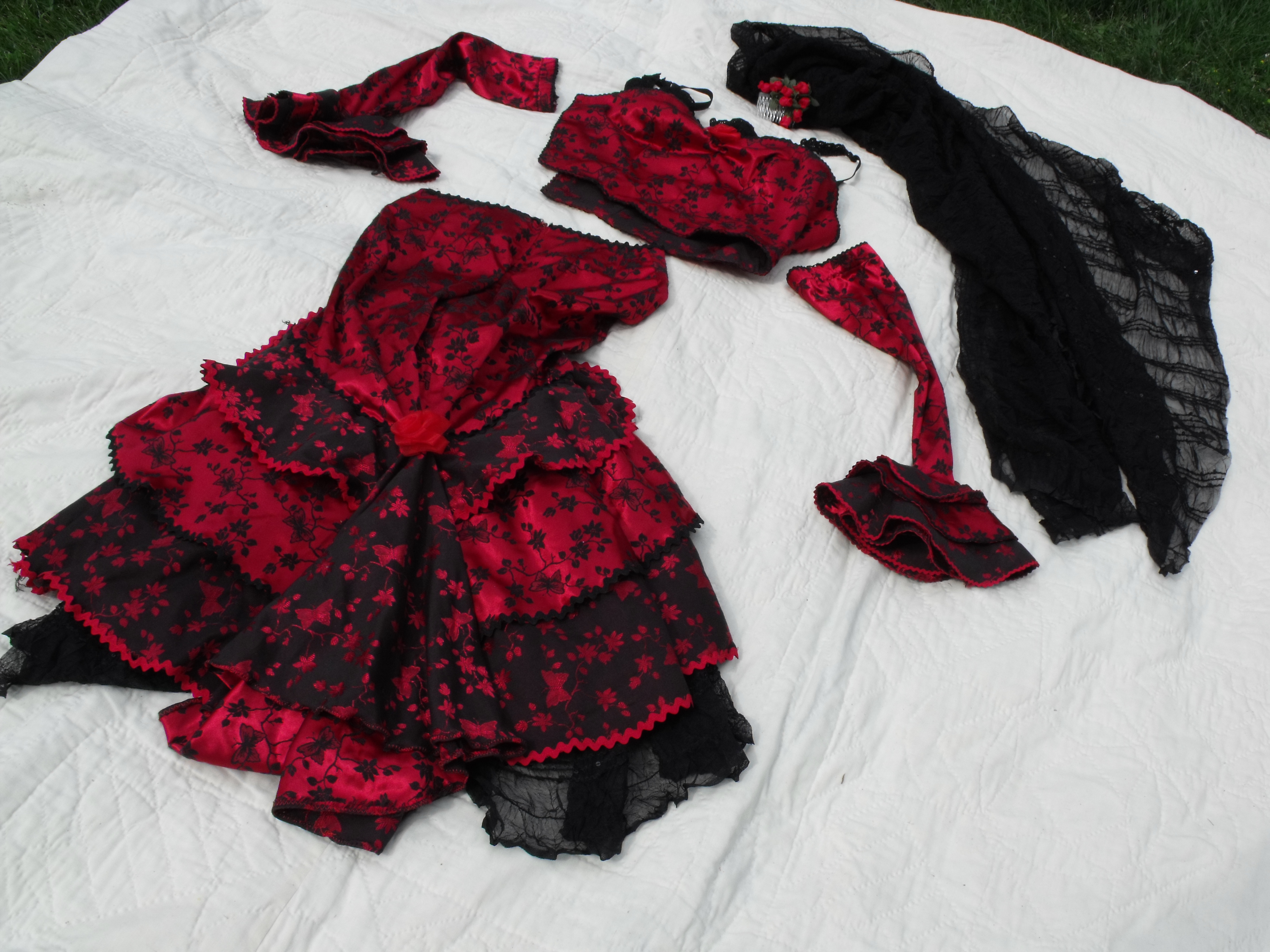 FLAMENCO RED/BLACK TRADITIONAL BACK VIEW OF SKIRT